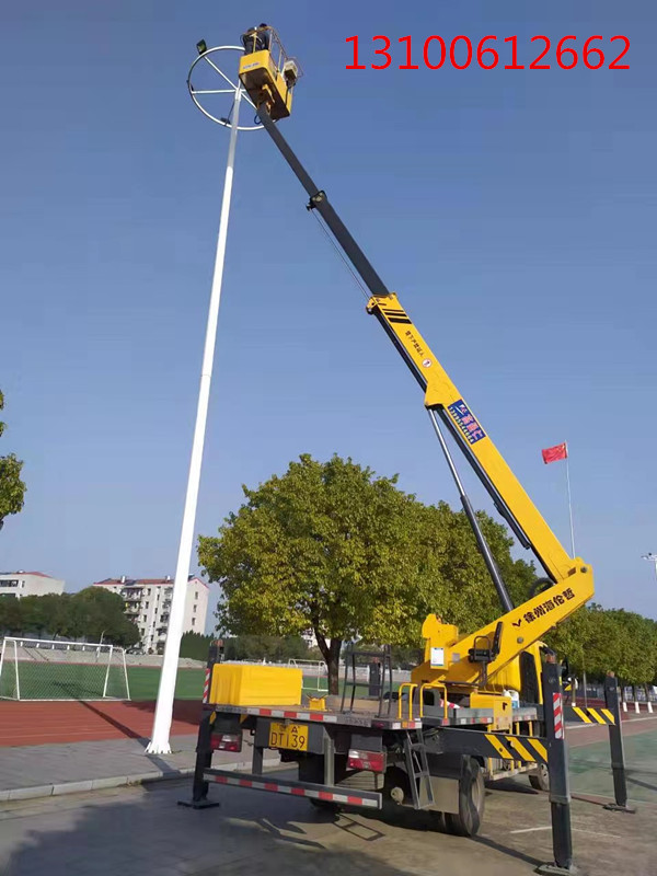 輕型伸縮臂高空車(chē)更換照明路燈施工現(xiàn)場(chǎng)，效率高